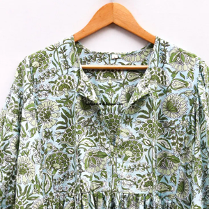 Belle robe en coton à motifs floraux, imprimée à la main, pour un usage décontracté. - Product Image 4