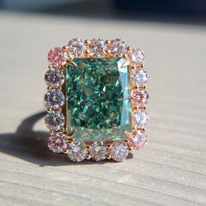 Bague en argent sterling 925 massif avec diamant vert radiant et halo de diamants roses ronds - Product Image 1