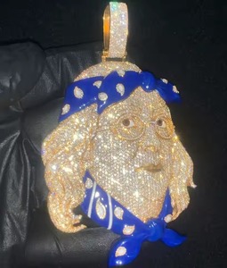 Colgante de lujo de oro laminado de 18K con moissanita y dijes temáticos de bandana azul, joyería hip hop, colgante bicolor con incrustaciones de circonitas para hombre - Product Image 1