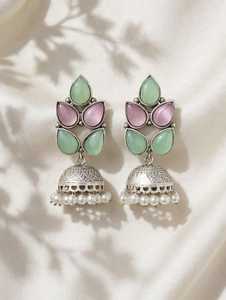 Boucles d'oreilles Jhumka tendance en laiton oxydé Monalisa, pierres artificielles, perles blanches, magnifique motif floral pour femmes, tendance ethnique - Product Image 5