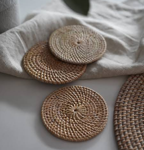 Sous-verres et sets de table en rotin avec support, ensemble de 6 paniers tissés isolants pour la salle à manger, sous-verres élégants faits à la main en osier naturel - Product Image 1