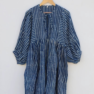 เดรสสั้นผ้าฝ้ายแท้ 100% ลายดอกสีคราม พิมพ์ลายด้วยมือ ทรงปกติ สไตล์โบโฮ แขน 3/4 คอวี ทรงเอไลน์ สำหรับฤดูร้อนและฤดูใบไม้ร่วง - Product Image 1