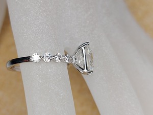 แหวนหมั้นมอยซาไนต์ทรงเรเดียนท์คัทวินเทจ 0.3 กะรัต ทอง 14K ประดับเพชรด้านข้าง ไซส์ 7 สไตล์คลาสสิก เครื่องประดับสำหรับผู้หญิง - Product Image 2