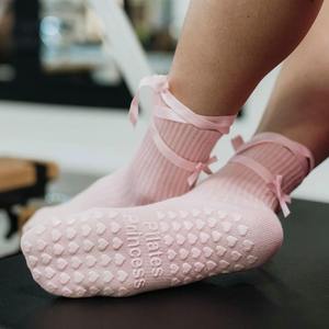 Calcetines de Pilates de Alta Calidad con Logotipo Personalizado, Antideslizantes, de Algodón, Ajuste Cómodo para Mujeres, para Pilates, Reformer, Barre, Yoga, con Correa y Lazo - Product Image 4