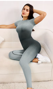 Ensemble sportif dégradé 2 pièces pour femmes, manches courtes, col rond, leggings tricotés pleine longueur, en spandex respirant, coupe régulière, couleur unie - Product Image 6