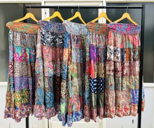 Jupe midi éco-responsable pour femme, style bohème vintage, patchwork de sari en viscose/polyester, coupe trapèze, motif floral, respirante et confortable - Product Image 3