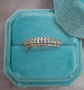 Anillo de Compromiso de Moda con Media Eternidad, Plata S925, Chapado en Oro Blanco, con Diamante Moissanita Redondo, Regalo para el Día de San Valentín - Product Image 3