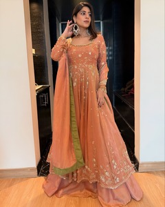 Robe longue de soirée et de mariage exclusive pour femme, style indien, en Georgette de créateur, infroissable, anti-UV, séchage rapide, avec sequins - Product Image 1