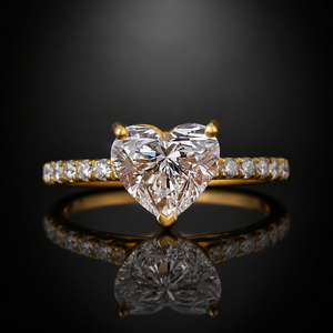 Bague de fiançailles tendance en or jaune massif 14 carats avec diamant taille cœur de 2,5 carats E VVS2 et diamants latéraux, style romantique pour femme - Product Image 1