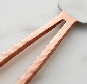 Cuchillo para queso de acero inoxidable con mango de cobre martillado, espátula curva para tabla de quesos, utensilio de cocina duradero - Product Image 2