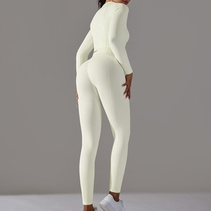 Conjunto de yoga sin costuras para mujer, top corto y leggings de cintura alta, ropa deportiva OEM personalizada, con sujetador deportivo, para gimnasio, a precio razonable. - Product Image 4