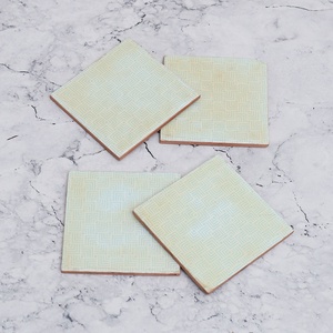 Ensemble de sous-verres en bois faits à la main de qualité supérieure, sous-verres de luxe en agate géode, paillettes dorées, fleurs séchées, écologiques, personnalisés - Product Image 1