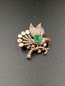 Broche élégante faite à la main en argent plaqué or avec pierre Polki doublette verte en forme d'oiseau, idéale pour un cadeau de mariage ou de fiançailles indien - Product Image 2