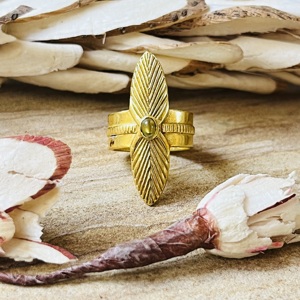 Anillo de Latón con Textura de Hoja a la Moda, Anillo Chapado en Oro Hecho a Mano con Peridoto, Anillo Grueso Estilo Bohemio, Anillo de Declaración con Patrón Étnico Tribal - Product Image 1