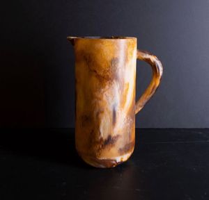 Carafe décorative en résine faite à la main de style occidental, pichet à eau, mugs, carafe à boisson unique en résine à motif tourbillonnant, décoration de table, articles de cuisine - Product Image 1