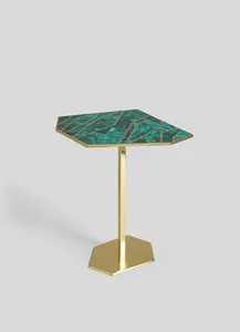 Mesa Auxiliar Decorativa con Detalle de Mono Chapado en Oro, Tapa Redonda de Vidrio, Acabado en Latón, Escultura Ecléctica para Sala de Estar, Paquete Individual - Product Image 2