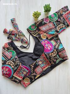 Blusa de moda para mujer, de crepé, para uso ocasional, con trabajo de posicionamiento y lentejuelas, lista para usar, con mangas hasta el codo, acolchada y con borlas múltiples de Dori. - Product Image 5