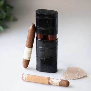 Estuche de puros de cuero de lujo hecho a mano con cortador integrado y diseño apto para viajes a un precio asequible. - Product Image 4