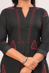 ชุด Kurta PANT dupatta สำหรับผู้หญิงพิมพ์ลายสีดำชุดชนเผ่าคอวีตรงพร้อมดีไซน์ - Product Image 4