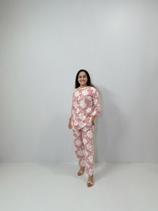 Elegante Conjunto Coordinado para Mujer con Estampado Floral Rosa Polvoriento, Top de Manga Tres Cuartos y Pantalones Rectos a Juego - Product Image 1