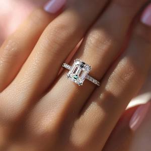 แหวนมอสซาไนต์ทรงเอเมอรัลด์ 1 กะรัต ชุบทอง 18K เงินแท้ 925 แหวนแต่งงานและหมั้นสุดหรูสำหรับเธอ - Product Image 2