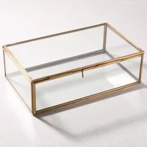 Caja de joyería rectangular de latón y vidrio, organizador decorativo con marco de metal dorado y tapa de vidrio transparente para decoración del hogar. - Product Image 3