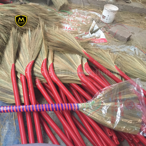 Balai en herbe naturelle vietnamien Kim Minh International |   Balai de nettoyage doux avec manche en bois |   Écologique et durable - Product Image 4