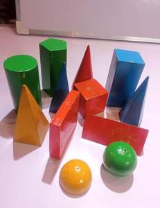 Juego de juguetes educativos de formas geométricas de madera coloridas para que los niños aprendan formas 3D y conceptos básicos de geometría de forma divertida. - Product Image 1