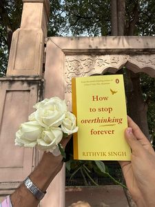 วิธีหยุดการคิดมากเกินไปตลอดไป โดยริธวิค ซิงห์ หนังสือปกอ่อน หนังสือช่วยเหลือตนเองสำหรับความเครียด ความวิตกกังวล และการพัฒนาแนวคิด - Product Image 1