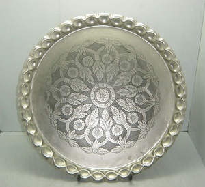 Assiette de présentation de luxe en acier inoxydable martelé poli miroir, écologique, style bohème pour mariage par GOOD DESIGN - Product Image 1