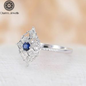 แหวนหมั้นผู้หญิง Charm ทำจากเงินแท้ 925 ประดับด้วยโมอิสซาไนต์ทรงคุชชั่น ตัวเรือนแบบ Prong Setting สไตล์วินเทจ - Product Image 5