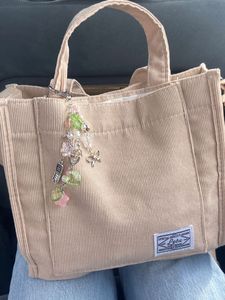 Bolsa de Mano de Lona Crema de Moda Sostenible para Mujer, Gran Capacidad, con Lindo Detalle de Osito de Peluche Bordado en Color Marrón - Product Image 5