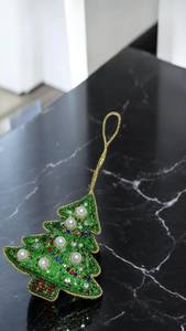 ต้นคริสต์มาสสีเขียวประดับด้วยลูกปัดและมุกปักมือ – เครื่องประดับคริสต์มาสทำมือ |   ผู้จัดจำหน่ายสินค้าขายส่ง - Product Image 3