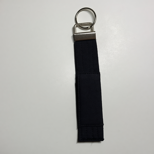 Llavero de Tela Negra con Anillo Metálico para Cinturón de Artes Marciales - Product Image 1