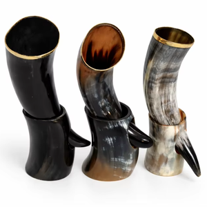 Cuerno Vikingo Artesanal Ecológico y Duradero para Beber, Cuerno de Buey Auténtico de 450 ml, Copa de Cerveza de Cuerno de Búfalo con Borde de Latón y Punta de Lobo Nórdico - Product Image 1