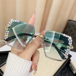 High-End Women's <b>Sunglasses</b> <b>Sunglasses</b> Luxury Star-Studded Glasses Popular UV-Blocking <b>Sunglasses</b> - Product Image 2