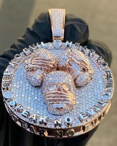 Pendentif moderne plaqué or avec finition argentée et breloque diamant pour événements de mode et tenues décontractées - Product Image 1