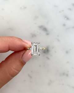 แหวนหมั้นเพชรสามเม็ด ทองคำแท้ 14k 18k ได้รับการรับรองจาก IGI เพชรเพาะเลี้ยงทรงเหลี่ยมมรกต ดีไซน์เรียบหรูสำหรับงานแต่งงาน - Product Image 5