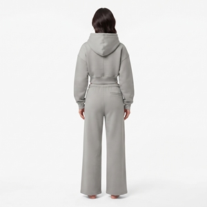 Conjunto de dos piezas de ropa casual de alta calidad para mujer al por mayor: Top corto con cremallera completa y sudadera con hombros caídos, y pantalón jogger de pierna ancha. - Product Image 3