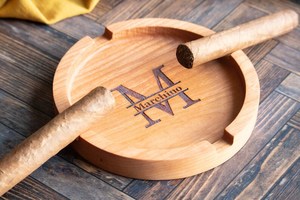 Bandeja de Madera Clásica Premium para Fumar, Elegante Portacenizas Cuadrado de Madera, Soporte Decorativo para Cigarrillos y Cigarros, Ideal para Hoteles, Cafeterías y Salones - Product Image 3