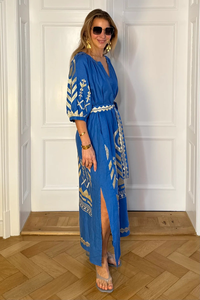 Robe longue ample de plage bohème en coton 100% avec imprimé feuille d'or bleu, col en V, manches bouffantes et pompons, écologique, vente en gros OEM pour femmes - Product Image 5