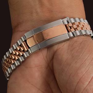 Montre pour homme élégante en acier inoxydable bicolore avec cadran noir, chiffres romains, sertie de moissanite et diamants, design personnalisé, bijoux fins - Product Image 4