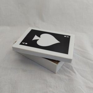 Porte-cartes de jeu élégant en résine fait main, accessoire de jeu durable avec design gravé, couleur et taille personnalisables - Product Image 1