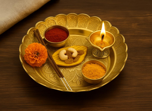 Assiette décorative dorée pour Pooja avec motif floral gravé, idéale pour les festivals de culte hindou, les cérémonies religieuses et la maison - Product Image 2