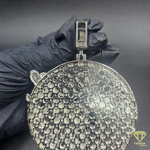 Pendentif rond de luxe en diamant avec motif palmier, style hip-hop, bijou statement glacé - Product Image 3