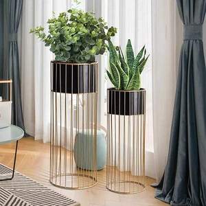 Nouvel arrivage : Support de pot en métal 2027 avec pot noir, design artisanal durable pour pots lourds et décoration intérieure élégante - Product Image 1