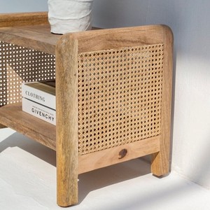 Mesa Auxiliar Vandana Orion Ultra de Ratán con Dos Estantes, Diseño Moderno con Toques Naturales - Product Image 2
