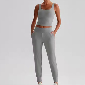 Conjunto de yoga elástico premium para mujer, cómodo conjunto de yoga para fitness con tela transpirable para el gimnasio - Product Image 2