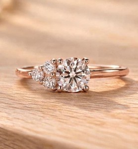 แหวนเพชรทรงกลม 4 เม็ด แหวนหมั้นเพชรเพาะเลี้ยง ทองคำแท้ 10K 14K 18K ดีไซน์เครื่องประดับชั้นดี รับรองโดย IGI เกรด DEF VVS - Product Image 3