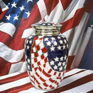Urnes funéraires en laiton de qualité supérieure gravées à la main avec le drapeau américain pour cendres humaines, urne en laiton personnalisée, urne en laiton artisanale pour cendres d'adultes - Product Image 2